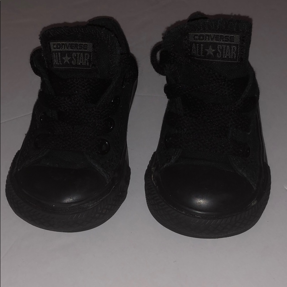 Black low top converse